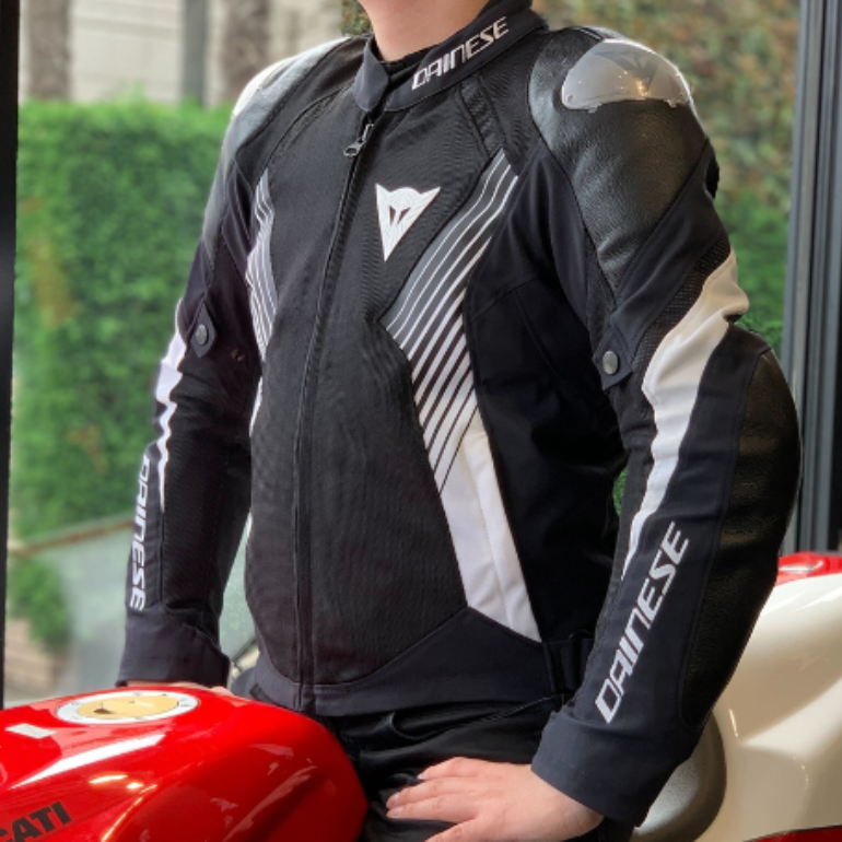 研ぎ澄まされた輪郭、纏うのは最高峰の信頼。SUPER RIDER 2が描く